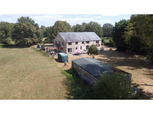 Gites-Chambres-d-hotes te koop in&nbsp;PARNAC 36170 Indre Centre Frankrijk: Gelegen in het prachtige INDRE-platteland, dicht bij het dorp PARNAC, ligt dit prachtige pand omgeven door het platteland, in een rustige en stille tuin van 4641 m². Het pand is ongeveer 10 jaar gele...