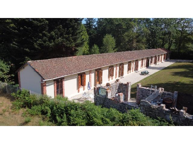 Gites-Chambres-d-hotes te koop in VAULRY 87140 Haute-Vienne Limousin Frankrijk: 3 Volledig gerenoveerde huisjes met 3833m2. Genesteld in de rust en stilte van een bosrijk toevluchtsoord in de heuvels van Blond in de Haute Vienne is dit zeer unieke pand dat volledig is gerenoveerd...