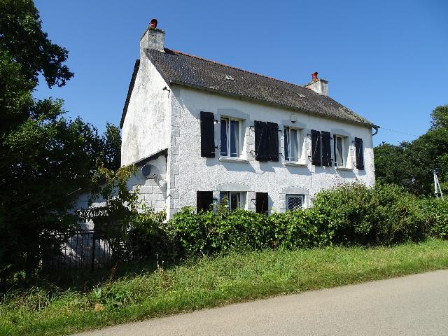 Huis te koop in&nbsp;DUAULT 22160 Côtes-d'Armor Bretagne Frankrijk: Vrijstaande woning met 3 slaapkamers en 1573 m2 grond. Deze vrijstaande dorpswoning met 3 slaapkamers is net op de markt gekomen! De woning bestaat op de begane grond uit een hal, een woonkeuken met h...