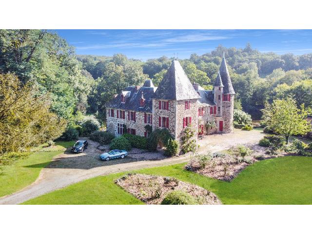 Ferienhaus/Pension&nbsp;zu verkaufen in&nbsp;LAGRAULIÈRE 19700 Corrèze Frankreich. Wunderschönes Steinschloss aus dem 13. Jahrhundert mit 3 Ferienhäusern, See und 12 Hektar Land. Inmitten seines eigenen, über 12 Hektar großen Grundstücks steht dieses herrliche, imposante Steins...