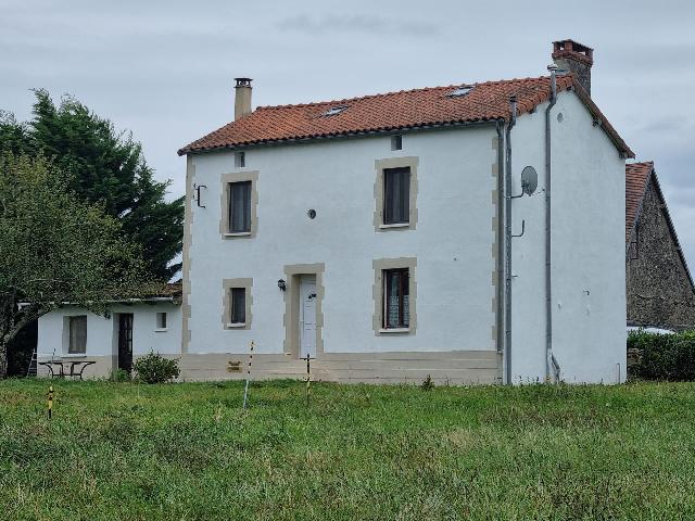 House for sale SAINT-LÉGER-MAGNAZEIX 87190 Haute-Vienne Limousin France: Detached House with Barn over 7000sqm of attached land in rural hamlet. This detached property is situated in a small hamlet not far from Saint-Leger-Magnezeix and has just over 7000sqm of attached la...