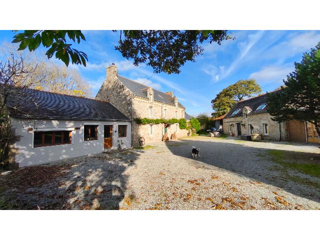 House for sale MELRAND 56310 Morbihan Bretagne France: Superb property with annex, second house, garage, hangar, land This truly exceptional property, located in the picturesque countryside on the outskirts of Melrand village, offers a rare combination of...