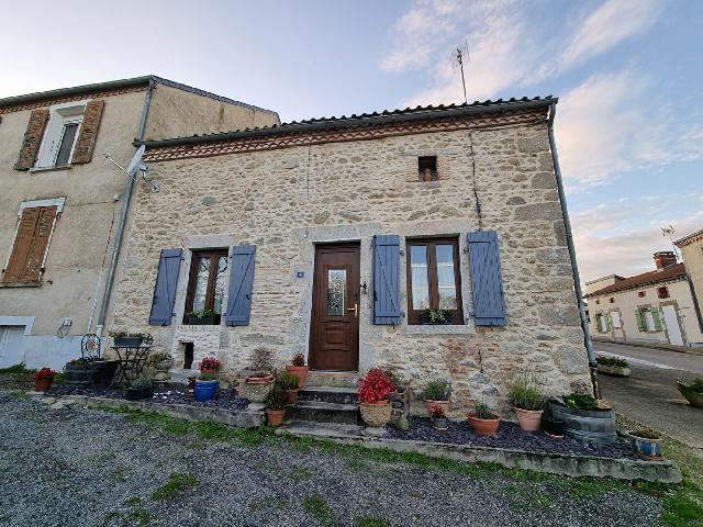 Huis te koop in TERSANNES 87360 Haute-Vienne Limousin Frankrijk: Dorpshuis 3 kamers 55,9 m2 Halfvrijstaand gerenoveerd huisje met verdere mogelijkheden.<br />
Gelegen in het centrum van Tersannes is dit aantrekkelijke, goed gerenoveerde stenen huisje.<br />
De rustieke keuke...