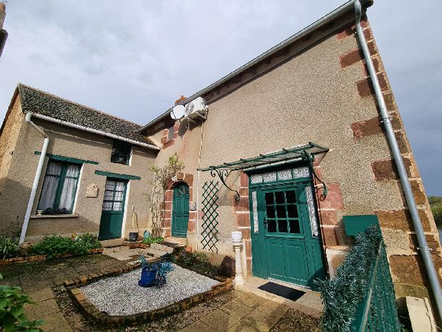 Huis te koop in CHAILLAC 36310 Indre Centre Frankrijk: Huis met 3 slaapkamers in het dorp Chaillac Net buiten het centrum van het mooie dorp Chaillac ligt dit charmante huis met 3 slaapkamers, een garage en een grote tuin.<br />
Als u het huis binnenkomt via d...