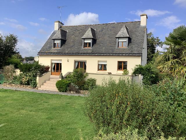Huis te koop in PLOUGUENAST LANGAST 22150 Côtes-d'Armor Bretagne Frankrijk: Huis met 4 slaapkamers in perfecte staat, aan de rand van het dorp. Het eerste wat je opvalt als je dit huis binnenkomt, is het licht. Vanaf de hal met dubbele hoogte is het hele huis heerlijk licht e...