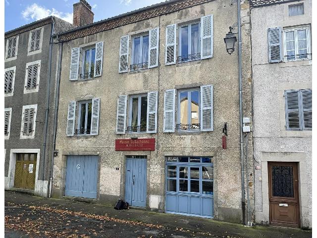 Gites-Chambres-d-hotes te koop in BELLAC 87300 Haute-Vienne Limousin Frankrijk: Woonhuis in gebruik als chambre d'hôtes op een terrein van 434 m2 met een woonoppervlakte van 362 m2 op verdieping nummer 2 in een gebouw van 2 verdiepingen. Indeling: 15 vertrekken, keuken, 8 slaapk...