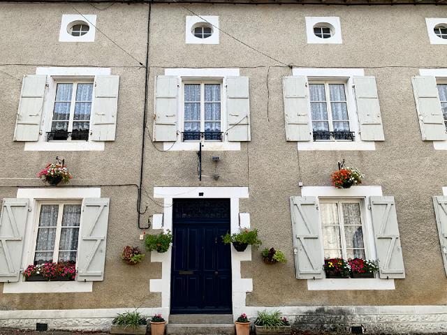 Haus zu verkaufen in CHAMPAGNE MOUTON 16350 Charente Frankreich. 13-Zimmer-Haus Champagne-Mouton. In einem malerischen Dorf mit Annehmlichkeiten gelegen, ist dies ein großes Anwesen, das für eine Vielzahl von Geschäftsmöglichkeiten oder einfach für eine große...