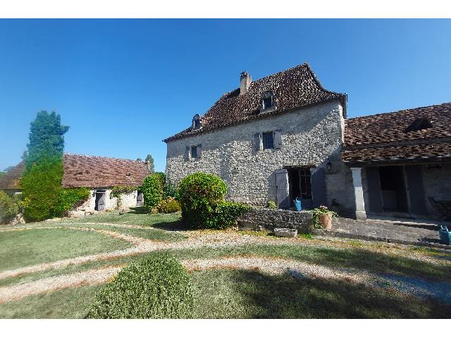 Maison à vendre à AJAT 24210 Dordogne Aquitaine France: Belle Périgourdine avec 4 chambres et des vues sur la campagne Nichée dans un environnement paisible, au bout d'une impasse, cette magnifique maison de charme vous séduira par son cadre enchanteur....