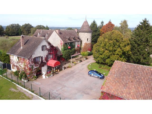 Gewerbe-Immobilie zu verkaufen in BESSINES SUR GARTEMPE 87250 Haute-Vienne Frankreich. Herrenhaushotel. Altes Herrenhaus aus dem 16. Jahrhundert mit zwei Flügeln, die früher ein Hotelrestaurant bildeten, in einem Park mit Wiese von 17139 m². Alles zu erneuern und teilweise zu renovie...