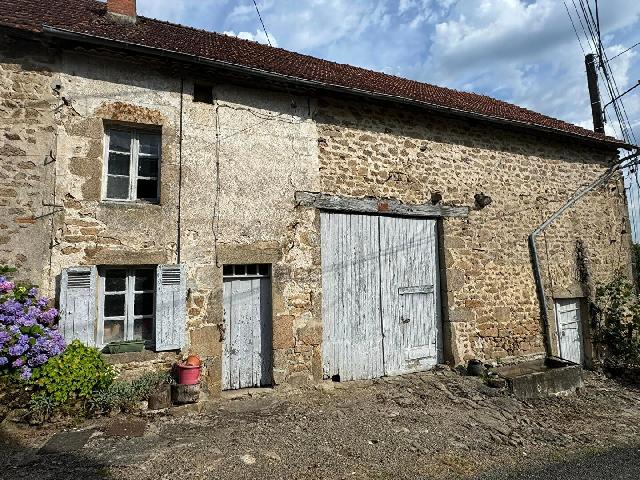 Haus zu verkaufen in BESSINES SUR GARTEMPE 87250 Haute-Vienne Frankreich. Hübsches Steinhaus zum Renovieren mit Scheune und 7719 m² angrenzendem Grundstück. In der Nähe des Dorfes Bessines Sur Gartempe befindet sich dieses charmante Steinhaus, ein potenzielles Juwel, da...