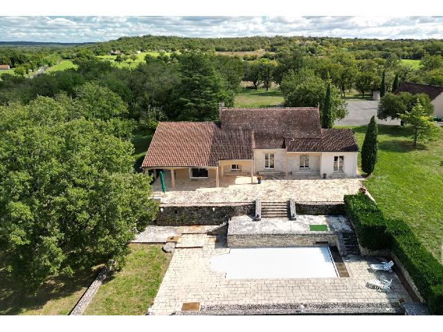 Maison à vendre à MONTVALENT 46600 Lot Midi-Pyrénées France: Maison moderne avec 3 chambres (potentiel pour plus), piscine, garages pour 5 voitures, maison en pierre et terrain de 19,795m2. Située dans un domaine de 2 hectares de parc de chênes, cette belle m...