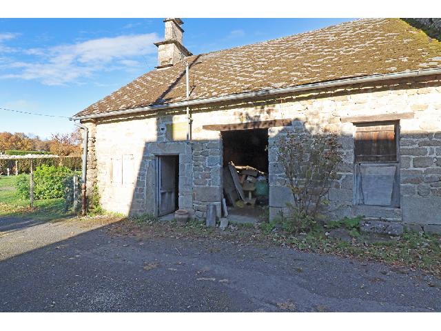 Haus zu verkaufen in ST AUGUSTIN 19390 Corrèze Frankreich. Kleines Steinhaus zur Renovierung mit 28 m² kleinem Garten. Dieses Steinhaus zur vollständigen Renovierung liegt wunderschön am Ende einer Sackgasse mit Blick auf die schöne Dorfkirche.<br />
<br />
Beim Be...