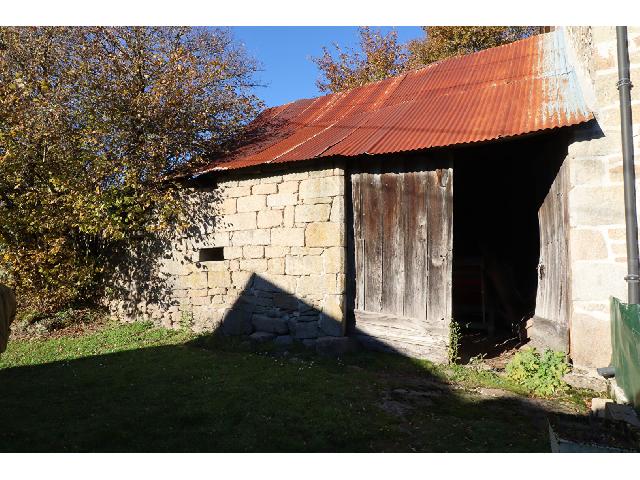 Gewerbe-Immobilie zu verkaufen in ST AUGUSTIN 19390 Corrèze Frankreich. Scheune, Doppelhaushälfte mit Grundstück von 2959 m² Diese Doppelhaushälfte mit 45 m² liegt am Anfang einer Sackgasse. Die Scheune ist auf der rechten Seite mit einem bewohnten Haus verbunden.<br />
<br />
...