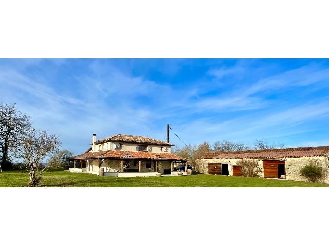 Maison à vendre à PUY L'EVEQUE 46700 Lot Midi-Pyrénées France: Maison en pierre  (130m2), 3 chambres,  avec,vue,piscine et dependances sure un terrain de  1.8 ha. Cette charmante maison en pierre d'environ 130 m² est située à quelques minutes du village médi...