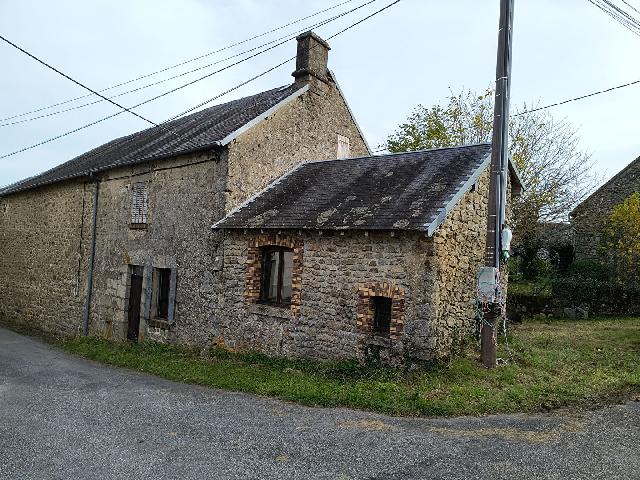 Haus zu verkaufen in FOLLES 87250 Haute-Vienne Frankreich. Haus zur Komplettrenovierung und zwei Scheunen In einem Weiler etwas außerhalb von FOLLES finden Sie dieses charmante kleine Haus, das komplett renoviert werden muss.<br />
<br />
Das Dach des Hauses ist in gu...