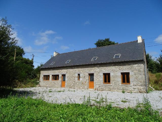 Maison à vendre à BOURBRIAC 22390 Côtes-d'Armor Bretagne France: Maison en pierre de 3 chambres et récemment rénovée Ce magnifique bien vient d'être rénové à un niveau élevé. Il s'agit d'une maison indépendante en pierre avec 3 lits, 2 salles de bains, u...