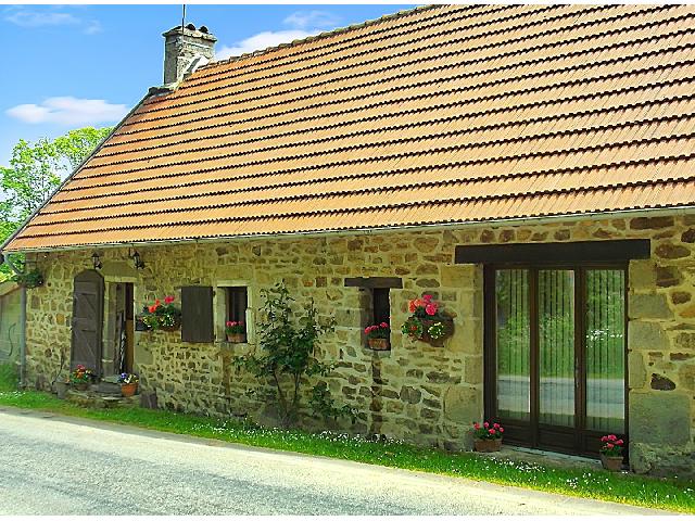 Huis te koop in DOMPS 87120 Haute-Vienne Limousin Frankrijk: Stenen huis met 3 slaapkamers, ononderbroken uitzicht op het platteland met tuinen en bos van 12.127 m2. Prachtig gelegen in het platteland in de gemeente Domps is dit prachtige, professioneel gerenov...