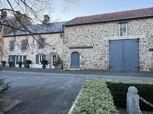 Haus zu verkaufen in BESSINES SUR GARTEMPE 87250 Haute-Vienne Frankreich. Wunderschön präsentiertes Dorfhaus mit 5 Schlafzimmern und einem Garten von 1557 m². Im Herzen des Dorfes FOLLES im Département Haute Vienne im Limousin befindet sich dieses wunderschön präsenti...