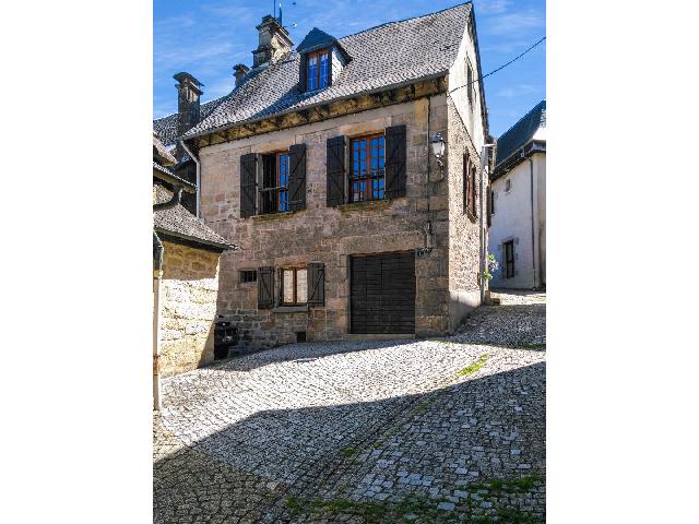 Huis te koop in TREIGNAC 19260 Corrèze Limousin France: 2 slaapkamer stenen huis met aangebouwde garage/werkplaats en een binnenplaats. Gelegen op een toplocatie in het prachtige dorp Treignac is dit werkelijk verbluffende vrijstaande stenen huis met 2 sla...