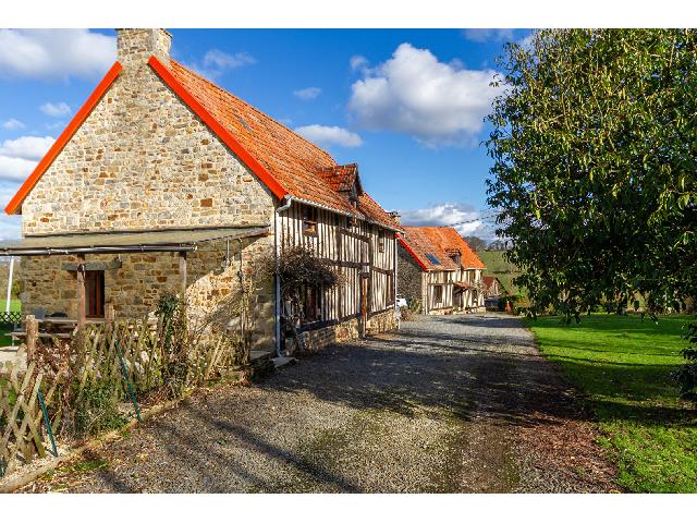 Huis te koop in ISIGNY LE BUAT 50540 Manche Basse-Normandie France: Ruim huis en gîte met 5 slaapkamers. Beide panden zijn in Normandie Colombage-stijl en bieden veel originele karakteristieke kenmerken. De gîte is succesvol verhuurd en kan een inkomstenstroom oplev...