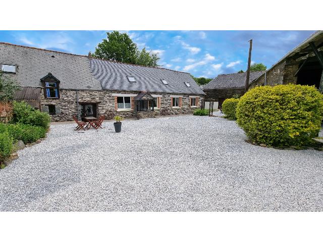 Haus&nbsp;zu verkaufen in&nbsp;CAUREL 22530 Côtes-d'Armor Frankreich. 3-Bett-Bauernhaus mit angeschlossenem 2-Bett-Ferienhaus, Nebengebäude, fußläufig zum See gelegen. Die Lage ist das, worum es bei diesem großartigen Anwesen geht. Dieses fabelhafte Anwesen gehörte...