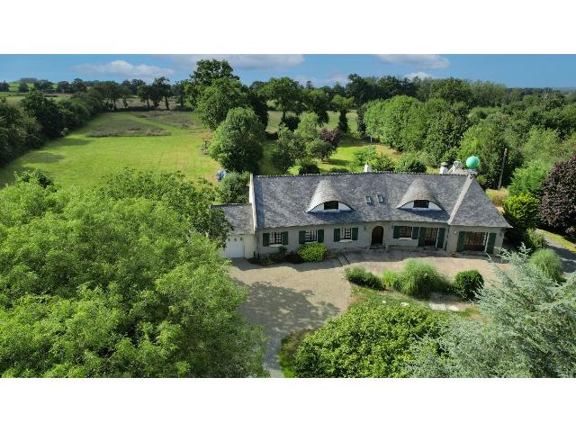 Gîtes/Chambres d'hôtes te koop in PONTORSON 50170 Manche Basse-Normandie France: Groot landhuis, 1,5 Ha, 5 slaapkamers met eigen badkamer Prachtig Normandië met zijn glooiende heuvels, appelbomen en groene weelderige weilanden.<br />
<br />
Dit pand ligt prachtig op de grens van Bretagne e...
