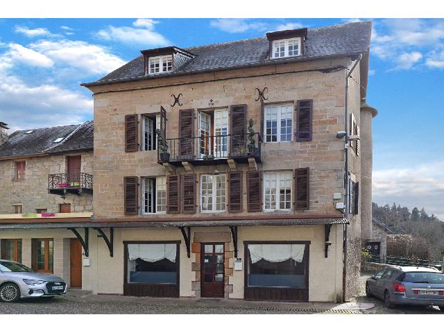 Huis te koop in CORREZE 19800 Corrèze Limousin France: Stenen huis met 6 slaapkamers. Gelegen in het prachtige stadje CORRÈZE is dit zeer interessante karaktervolle huis met 6 slaapkamers dat dateert uit 1876, samen met een aangebouwd torentje met een pr...