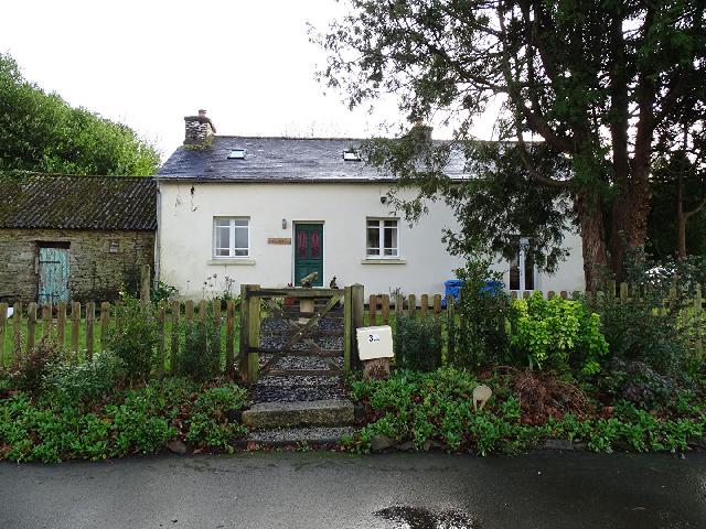 House for sale SAINT HERNIN 29270 Finistère Bretagne France: FINISTERE situated in the village of SAINT-HERNIN, a detached 3-bedroom property with outbuildings This newly renovated 3 bed, 2 bathroom family home with a stone outbuilding attached, a large detache...