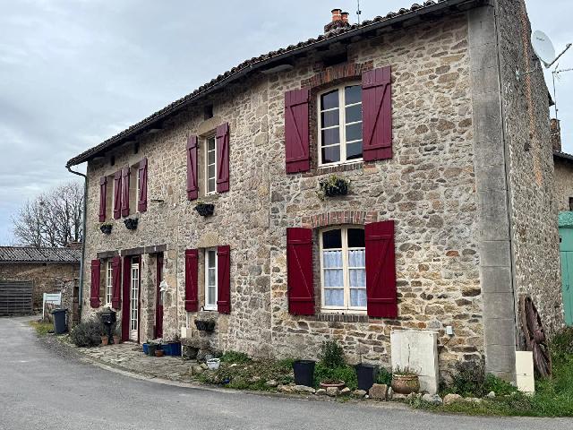 Haus zu verkaufen in CHATEAUPONSAC 87290 Haute-Vienne Frankreich. Ein atemberaubendes, komplett renoviertes Dorfhaus und Geschäft, das Sie nicht verpassen sollten. In der Nähe der Stadt Châteauponsac befindet sich dieses wunderschöne Dorfanwesen, das mit Geschma...