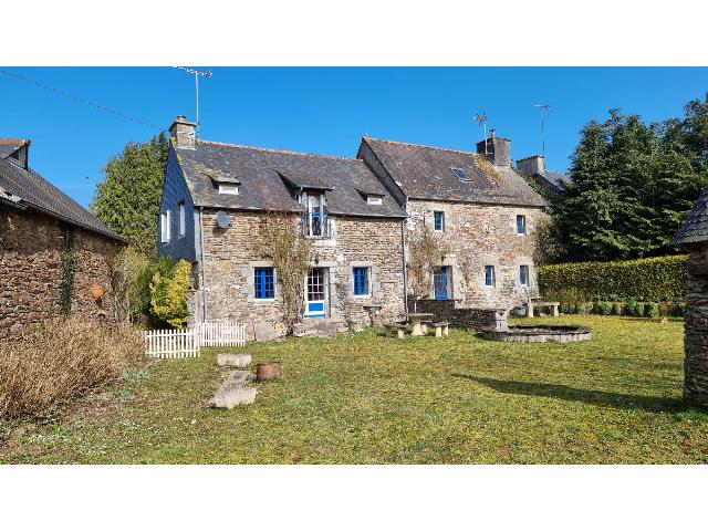 Huis te koop in&nbsp;ALLINEUC 22460 Côtes-d'Armor Bretagne Frankrijk: Dichtbij Uzel, vrijstaand stenen huis met 4 slaapkamers, met bijgebouwen gegroepeerd rond een mooie binnenplaats. Gelegen in het rustige Bretonse platteland ligt dit prachtige, op het zuiden gelegen, ...