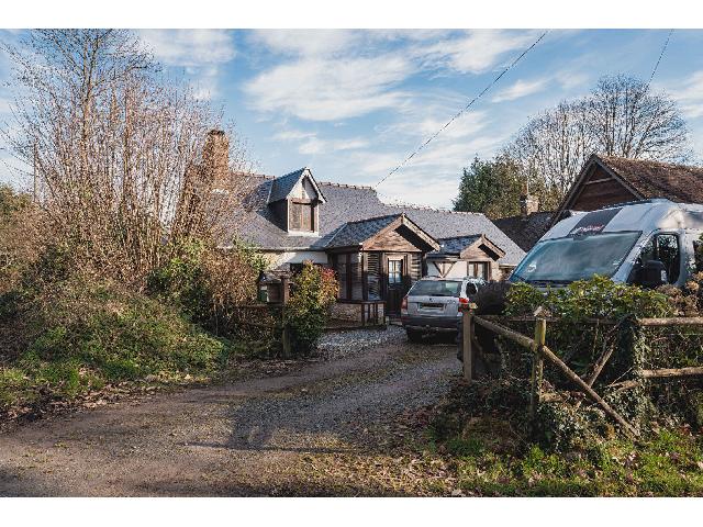 Huis te koop in CHAMPSECRET 61700 Orne Basse-Normandie France: Charmant huisje met twee slaapkamers in de buurt van Domfront **Charmant gerenoveerd huisje met schuur en tuin in vredig gehucht**<br />
<br />
Dit prachtig gerenoveerde huisje met 2 slaapkamers en 1 badkamer i...