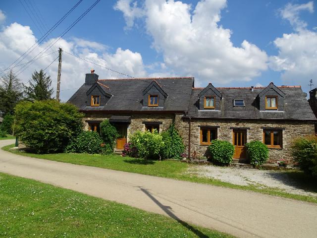Huis te koop in PLONEVEZ DU FAOU 29530 Finistère Bretagne France: Een vrijstaande stenen woning met 3 slaapkamers en een gîte met 2 slaapkamers. Deze traditionele stenen Bretonse boerderij heeft een aparte, zelfstandige gîte met 2 slaapkamers, een schuur die wordt...
