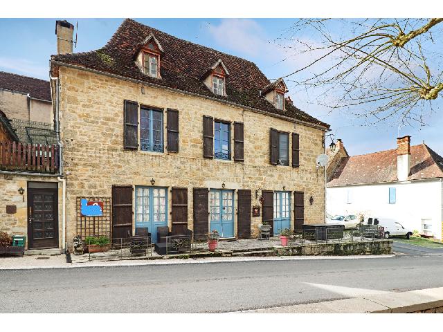 Gîtes-Chambres-d-hôtes &agrave; vendre &agrave;&nbsp;MIERS 46500 Lot Midi-Pyrénées France: Maison en pierre avec 10 chambres, studio, gymnase avec spa et possibilité de commerce. Avec jardin de 1583m2 Située au centre du village de MIERS, à 4 km du Gouffre de Padirac et à 12 km de Rocam...