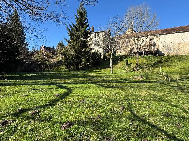 Maison à vendre à JOUAC 87890 Haute-Vienne Limousin France: Belle petite maison en pierre au bord de l'eau Nichée dans le charmant village de Jouac, en Haute-Vienne, cette ravissante maison en pierre dispose d'un jardin bordant une rivière, ce qui en fait un...