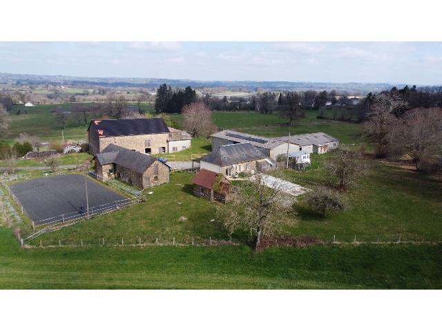 Huis te koop in SAINT PARDOUX CORBIER 19210 Corrèze Limousin France: Prachtige boerderij op een heuveltop met adembenemende uitzichten en 2,7 hectare aangrenzend land. Ontdek de betoverende boerderij op een heuveltop, genesteld in het pittoreske Corrèze-landschap van ...