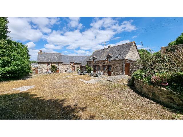 Gîtes-Chambres-d-hôtes &agrave; vendre &agrave;&nbsp;ST CONNEC 22530 Côtes-d'Armor Bretagne France: Complexe De 5 Maisons, Un Appartement, Petit Camping Et Piscine Vous recherchez une opportunité d'affaires fantastique tout en profitant du style de vie merveilleux de la vie rurale bretonne, alors c...