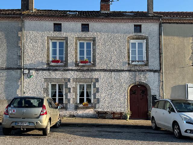 Gîtes-Chambres-d-hôtes à vendre à LE DORAT 87210 Haute-Vienne Limousin France: Superbe maison historique située au coeur du Dorat. Située sur la vieille place du marché, là où le château de la ville dominait autrefois la ville médiévale fortifiée du Dorat, cette étonna...