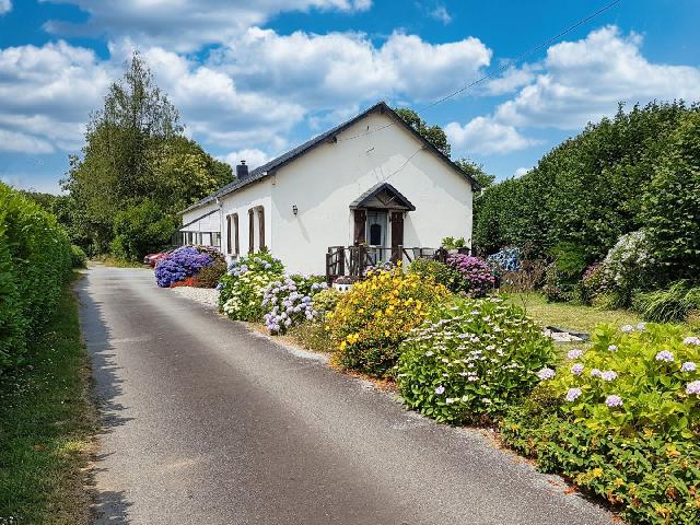Huis te koop in HUELGOAT 29690 Finistère Bretagne France: Huis met 2 slaapkamers en een gîte met 2 slaapkamers. PRIJS ONDERHANDELBAAR. Charmant, volledig gemeubileerd huis met aangrenzende gîte met 2 slaapkamers, garage, kelder en tuin. Dit op het zuidwest...