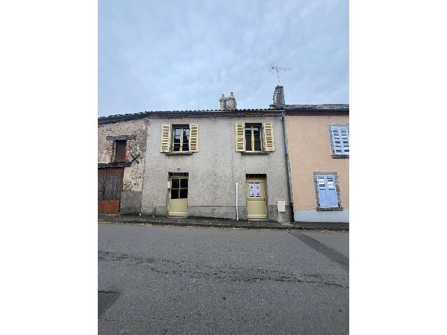 Maison à vendre à MAGNAC LAVAL 87190 Haute-Vienne Limousin France: Charmante Maison de ville Cette maison charmante offre un aménagement bien pensé, comprenant une cuisine salle à manger spacieuse, une chambre et une salle de bains attenante au rez-de-chaussée, o...