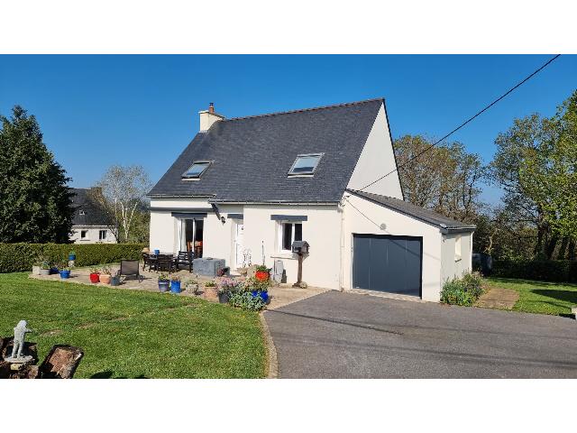 Huis te koop in ROHAN 56580 Morbihan Bretagne Frankrijk: Moderne vrijstaande woning met 3 slaapkamers op loopafstand van het dorp. Woningen in deze omgeving zijn zeer gewild en blijven niet lang te koop staan, dus mis deze kans niet. Gelegen op loopafstand ...