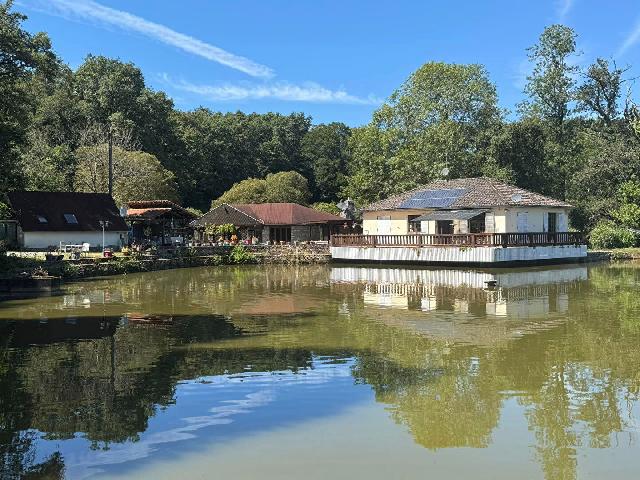 Huis te koop in CHATEAUPONSAC 87290 Haute-Vienne Limousin Frankrijk: Prachtig afgelegen landgoed met een bungalow, twee gîtes en een meer. Gelegen in het hart van het platteland van de Haute Vienne, vlakbij het stadje Châteauponsac, is dit de kans om een ​​klein ...