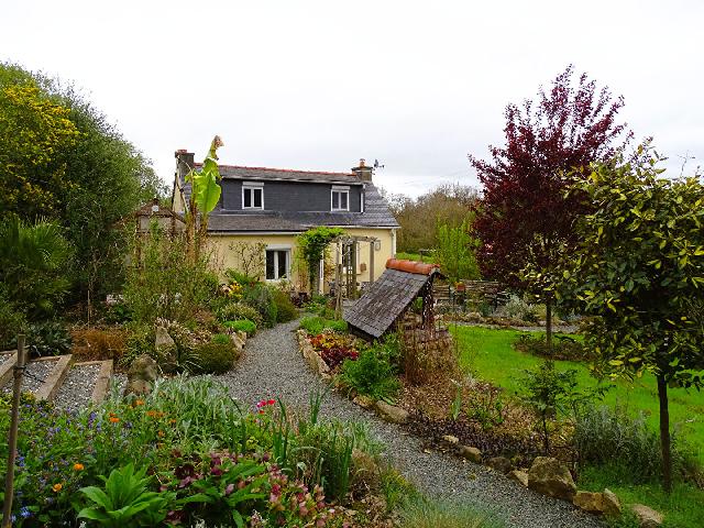 Maison à vendre à CARNOET 22160 Côtes-d'Armor Bretagne France: Un magnifique cottage, 3 chambres à coucher avec de beaux jardins Ce cottage est tout simplement magnifique ! Elle a été entièrement rénovée, passant d'un vieux bâtiment délabré à la plus be...