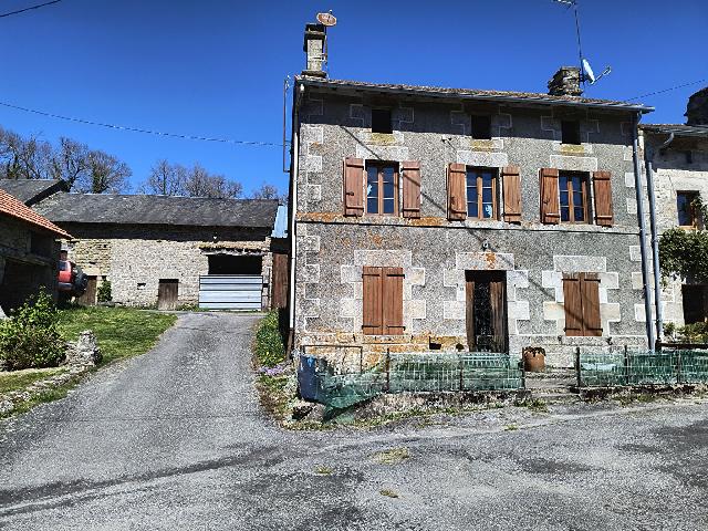 Huis te koop in SAINT LEGER LA MONTAGNE 87340 Haute-Vienne Limousin Frankrijk: Halfvrijstaande stenen woning met twee slaapkamers, te moderniseren. In een klein gehucht vlakbij het dorp Saint-Léger-La-Montagne vindt u deze halfvrijstaande woning met twee slaapkamers, bewoonbaar...