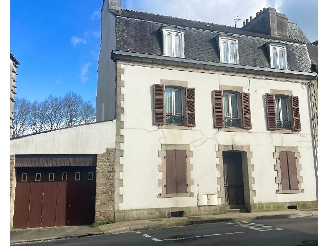 Gîtes/Chambres d'hôtes te koop in QUIMPERLE 29300 Finistère Bretagne France: Karakteristiek herenhuis met drie verdiepingen en de potentie van een chambres d'hôtes. Gelegen in het pittoreske centrum van Quimperlé, biedt dit elegante herenhuis, gebouwd in de stijl van de oude...