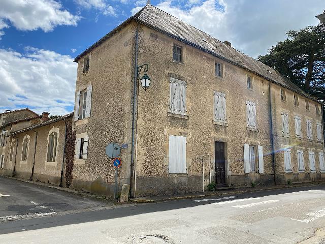 Huis te koop in LEZAY 79120 Deux-Sèvres Poitou-Charentes Frankrijk: Groot karaktervol huis met zwembad. Elegant 19e-eeuws landhuis met mogelijkheden voor renovatie.<br />
Gelegen in het charmante stadje Lezay, Deux-Sèvres, heeft dit prachtige herenhuis een indrukwekkend k...