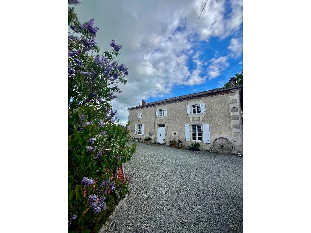 Haus zu verkaufen in VAL D'OIRE ET GARTEMPE 87320 Haute-Vienne Frankreich. Landhaus mit 4,06 Hektar Grundstück. Inmitten eines 4,06 Hektar großen, gepflegten Grundstücks bietet dieses geräumige Landhaus die ideale Kombination aus Komfort, Funktionalität und Potenzial.<br />
...