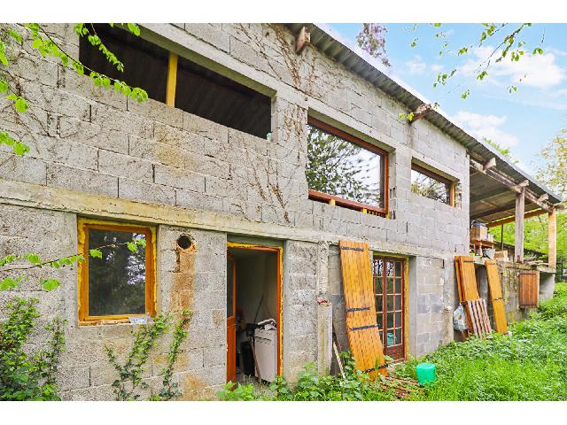 Huis te koop in VOUTEZAC 19130 Corrèze Limousin France: Uniek te renoveren pand met een perceel van 4979 m². Beschut. Prachtig gelegen, verscholen in een beschutte omgeving in de omgeving van Voutezac in de Vezère-vallei, ligt dit fantastische project.<br />
...