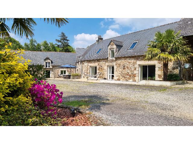Maison à vendre à KERGRIST 56300 Morbihan Bretagne France: Charmante longère de 4 chambres dans un cadre champêtre paisible avec dépendances. Nichée dans la paisible campagne bretonne, à seulement 5 km du village de Kergrist et à 10 minutes en voiture d...