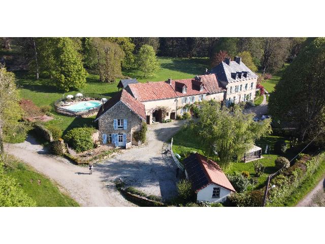 Gites-Chambres-d-hotes te koop in&nbsp;CHAVANAT 23250 Creuse Limousin Frankrijk: Prachtig kasteellandgoed van 20 hectare, met rivier en twee luxe boomhutten. Verscholen in het betoverende landschap van de Creuse-Limousin, op slechts een steenworp afstand van het dorp Chavanat, lig...