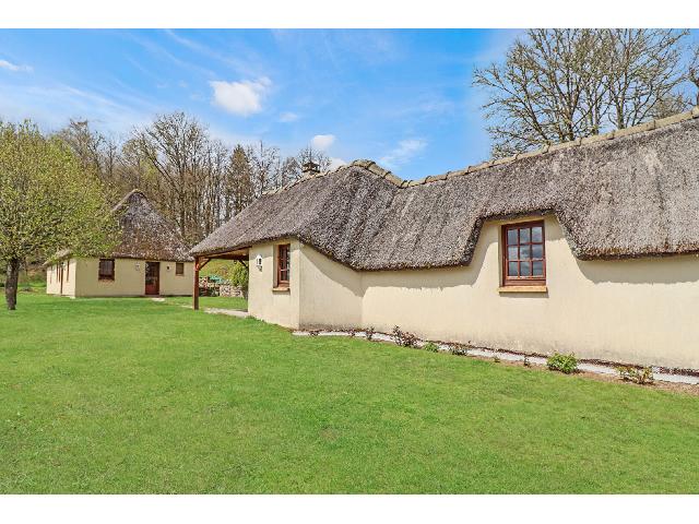 Huis te koop in PEYRELEVADE 19290 Corrèze Limousin France: Rietgedekte woning met 3 slaapkamers, garage, werkplaats en zomerkeuken. Tuin van 1013 m². Op ​​2 km van de golfbaan. Prachtig gelegen in een landelijk gehucht, ligt deze rietgedekte woning met 3...